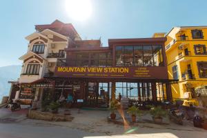 un bâtiment avec un panneau indiquant la station d'observation de la montagne dans l'établissement Mountain View Station, à Sa Pa