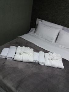 Una cama o camas en una habitación de Apartament LashaGiorgi