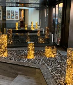 un display di luci dorate in un edificio di Hotel Concorde ad Arona