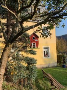 une maison avec une maison pour oiseaux rouges sur le côté dans l'établissement Ferienhaus Elbufer 83, à Bad Schandau