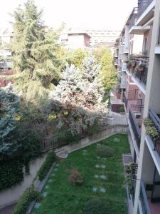 vista aerea su un giardino al centro di un edificio di Welcome Home a Milano