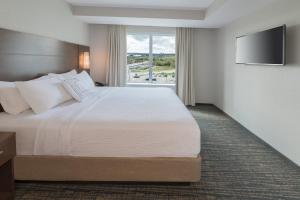 Habitación de hotel con cama grande y ventana en Residence Inn by Marriott Halifax Dartmouth, en Halifax