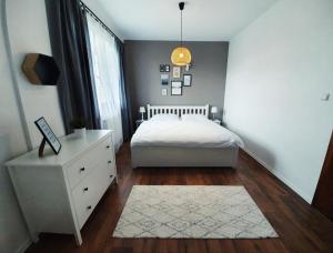 Una cama o camas en una habitación de APARTMAN LINDA - VEĽKÁ LOMNICA