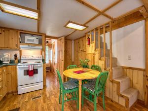 Køkken eller tekøkken på Maggie Valley Cabin Rentals