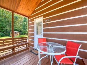 En balkon eller terrasse på Maggie Valley Cabin Rentals