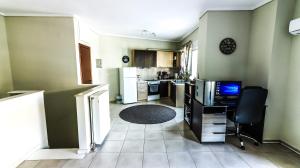 A kitchen or kitchenette at Comfort Luxury Maisonette