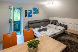 ein Wohnzimmer mit einem Sofa und einem Tisch in der Unterkunft Apartma Borovnica Rogla in Vitanje