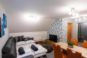 ein Wohnzimmer mit einem Sofa und einem Tisch in der Unterkunft Apartma Borovnica Rogla in Vitanje