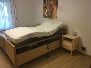 1 dormitorio con 1 cama y mesita de noche junto a la cama Sidx sidx sidx sidx en Ferienwohnung Herbsleben, en Herbsleben