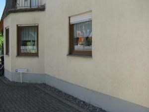 un edificio con dos ventanas laterales en Ferienwohnung Herbsleben, en Herbsleben