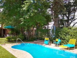 - une piscine avec 2 chaises et une balançoire dans l'établissement RIO y VERDE, à Córdoba