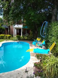 - une piscine avec toboggan à côté d'une aire de jeux dans l'établissement RIO y VERDE, à Córdoba