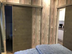 una camera con letto e parete in legno di Vakantiewoning 't Steechje a Hollum