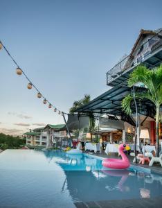 une piscine dans un complexe avec des flamants gonflables dans l'eau dans l'établissement La Suite Villa, à Les Trois-Îlets