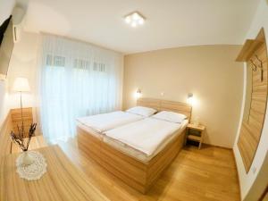 Voodi või voodid majutusasutuse GUEST HOUSE STARA LIPA TAŠNER-SELF CHECK-IN free kitchen-parking-garage toas