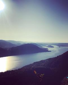 una vista di una cassa d'acqua con il sole nel cielo di Hotel Monte Mazzoccone a Quarna Sopra