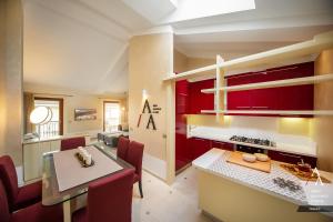 Una cocina o kitchenette en Alp Apartments SKI & BIKE - Stevenin11