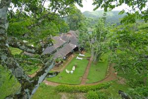 una vista aérea de una casa con jardín en Lake Palace, en Thekkady