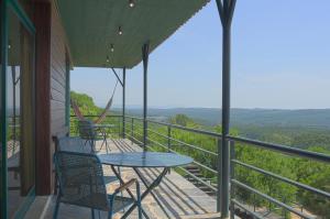 d'une table et de chaises sur un balcon avec vue. dans l'établissement Mar de Serra, à Rio Maior