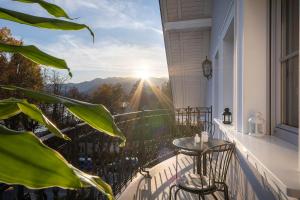 einen Balkon mit einem Tisch und Bergblick in der Unterkunft Apartment Vila Pavlovski in Bled