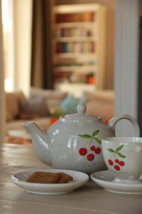 una tetera y una taza y galletas en una mesa en Villa Louise, en Durbuy