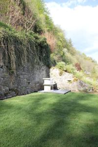 un banco sentado en medio de un campo de hierba en Villa Louise, en Durbuy