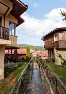 - une vue sur un village depuis le balcon d'une maison dans l'établissement Rodopi Houses, à Chepelare