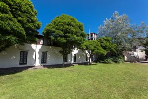 een uitzicht op een huis met bomen in de tuin bij Europa Gatwick Hotel & Spa in Crawley