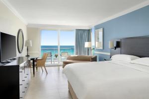 um quarto de hotel com uma cama e vista para o oceano em Hilton Rose Hall Resort & Spa em Montego Bay