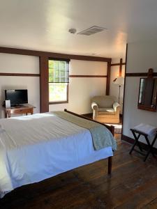 Shaker Village of Pleasant Hill房間的床