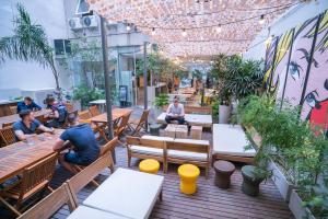 eine Gruppe von Personen, die in einem Restaurant an Tischen sitzen in der Unterkunft America Del Sur Hostel Buenos Aires in Buenos Aires