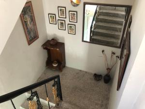 escalera con espejo y escalera en Kalpana Yoga Homestay, en Jaipur