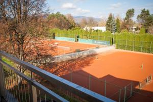 Tennis and/or squash facilities at Hotel Hokejka or nearby