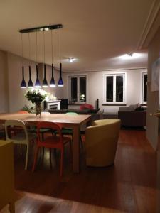 a kitchen and living room with a table and chairs at Apartment Het Blekershuys in Bruges