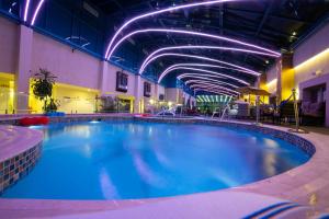 ein großer Pool in einem Hotel mit lila Lichtern in der Unterkunft Casablanca Grand Hotel in Dschidda