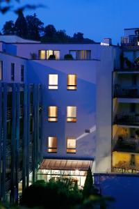 un bâtiment avec des lumières dans les fenêtres la nuit dans l'établissement Ambassador Self Check-in Hotel, à Lucerne