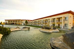 una piscina d'acqua di fronte a un edificio di Longstreet Inn & Casino ad Amargosa Valley