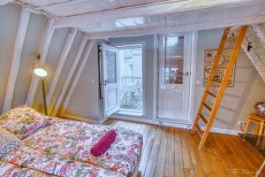 Un pat sau paturi într-o cameră la Attic Monkeys Lodge