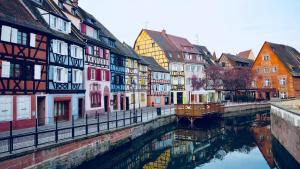 un grupo de edificios coloridos junto a un río en Amety, en Colmar