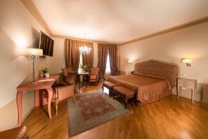 Cama ou camas em um quarto em San Luca Palace