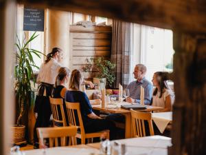 Asiakkaita majoituspaikassa Hotel Neustifter