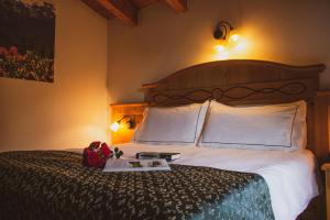 A bed or beds in a room at Hotel Garnì La Soldanella