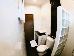 een kleine badkamer met een toilet en een wastafel bij Serene Resort in Pai