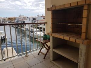 een balkon met uitzicht op een jachthaven bij Magnífico apartamento junto al canal principal. in Empuriabrava