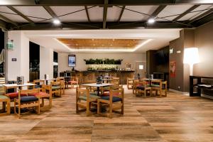 Costa del Sol Wyndham Tumbes tesisinde lounge veya bar alanı