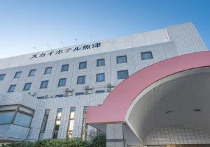 skyhotel uozu / Vacation STAY 59598 في Uozu: مبنى عليه لافته