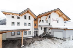 een uitzicht op de voorzijde van de herberg in de sneeuw bij Ferienhaus Gundi in Pettneu am Arlberg