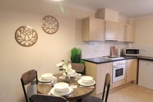 Sunnydale Serviced Apartments - Central Wakefield, spacious apartment廚房或簡易廚房