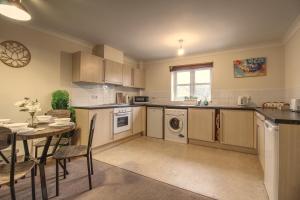 Sunnydale Serviced Apartments - Central Wakefield, spacious apartment廚房或簡易廚房