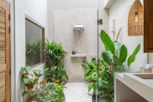 uma casa de banho com chuveiro e plantas em Karma Resort em Bophut 